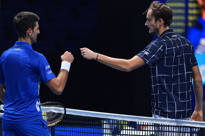 Daniil Medvedev melaju ke babal semifinal ATP Finals setelah mengalahkan juara lima kali Novak Djokovic, di Center Court The O2, London, Kamis, 19 November 2020 WIB. Medvedev menang dua set langsung dengan skor 6-3, 6-3.