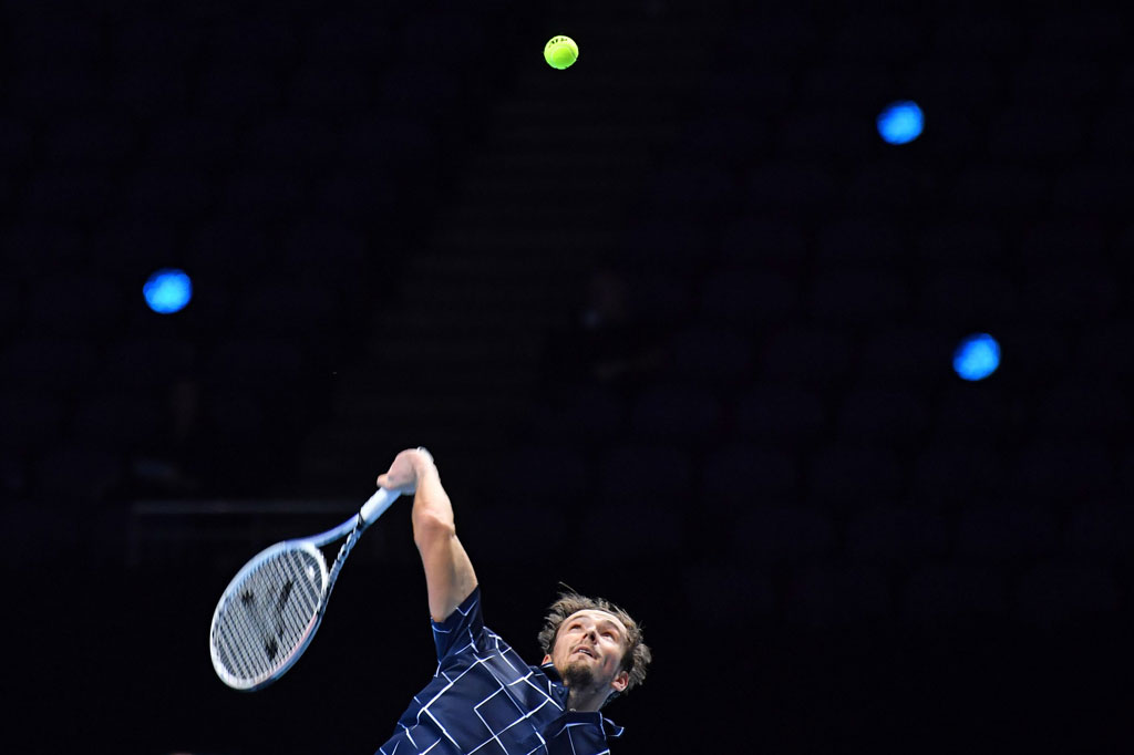 Medvedev kini memimpin 2-0 di Grup Tokyo 1970. Dia mencoba menjadi pemain keempat yang mengangkat trofi Nitto ATP Finals musim ini setelah debut tanpa kemenangan. Hal yang sama pernah dilakukan Novak Djokovic, Michael Stich, dan Stefan Edberg.