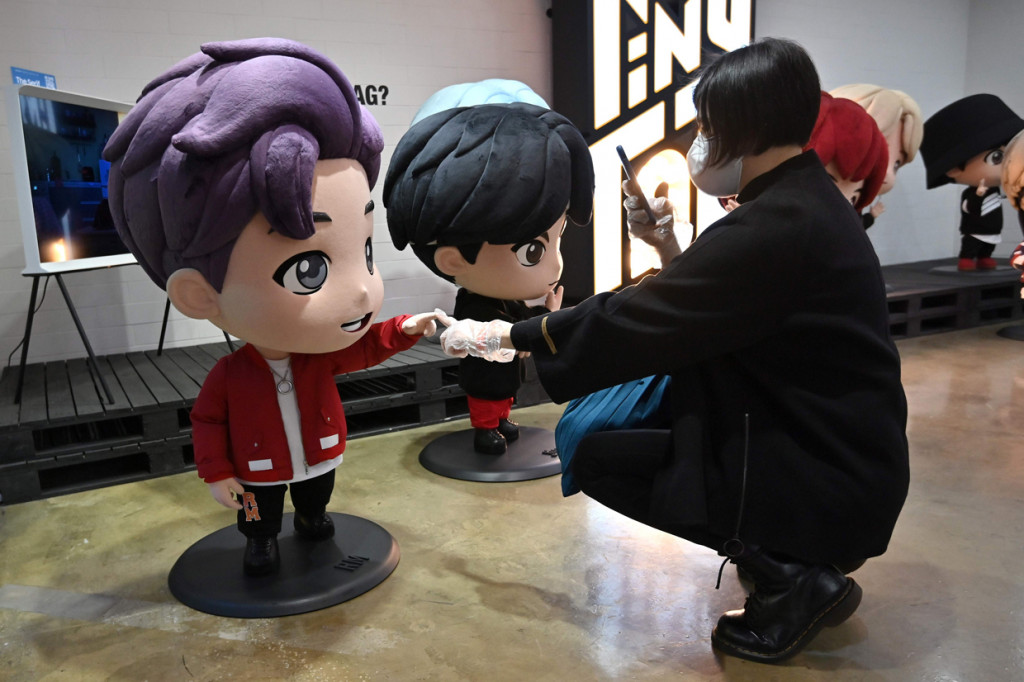 Pop-up store ini menjadi tujuan impian bagi setiap ARMY yang ingin membeli barang eksklusif dari universe BTS. Banyak merchandise BTS dan berbagai discography yang bisa didapatkan di sana.
