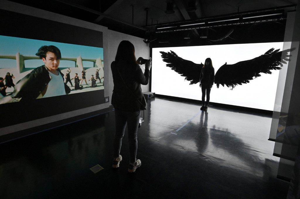 Di sini, ARMY dapat kembali merasakan pengalaman era album WINGS yang dirilis beberapa tahun silam. 