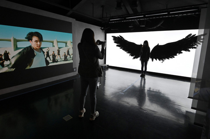 Di sini, ARMY dapat kembali merasakan pengalaman era album WINGS yang dirilis beberapa tahun silam. 