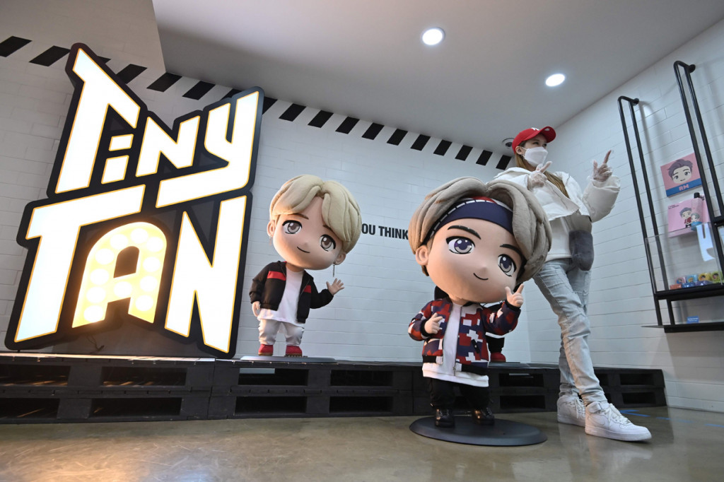 Selain merasakan sensasi pada era album WINGS. ARMY juga dapat melihat langsung figur TINY TAN.