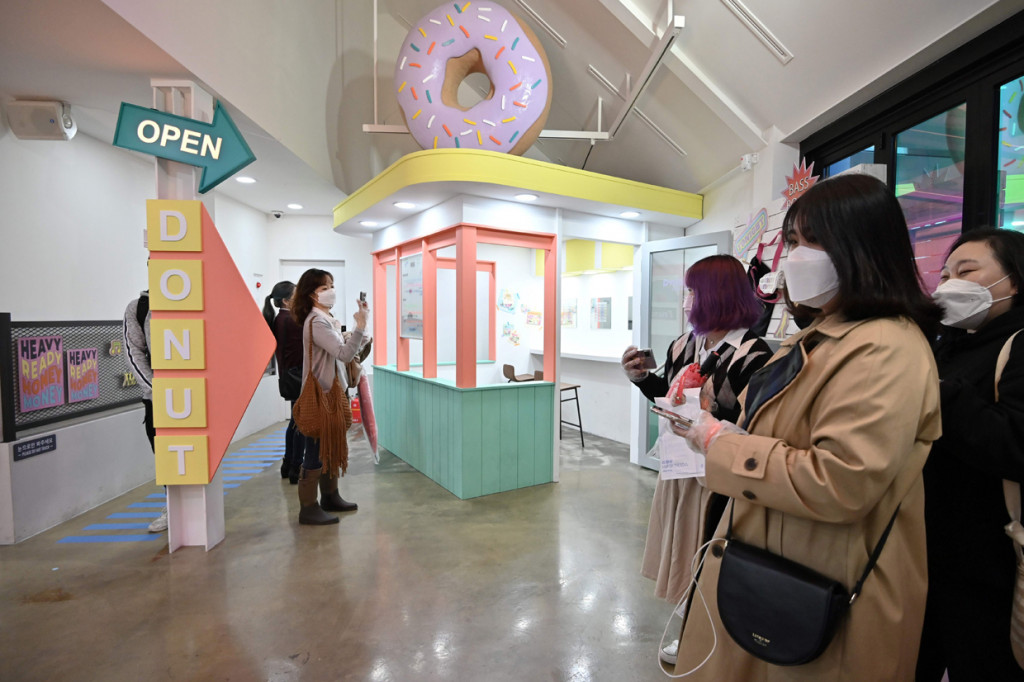 Tak hanya itu, ada juga spot khusus bertemakan lagu Dynamite berbentuk toko donat. 