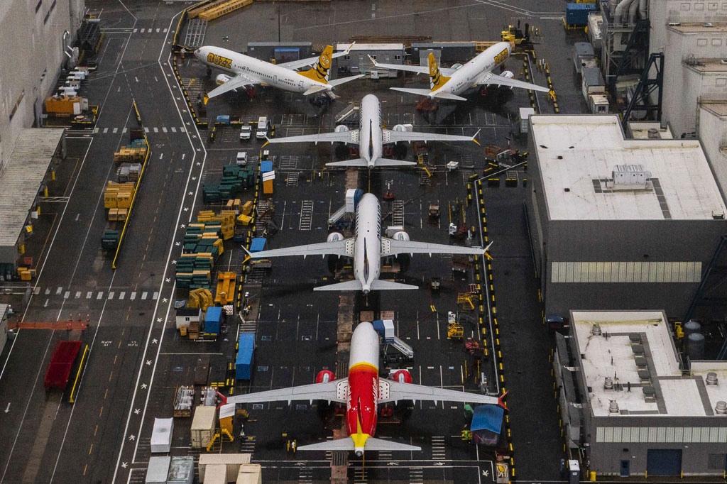 Amerika Serikat secara resmi telah mencabut larangan terbang Boeing 737 MAX, yang sebelumnya berlangsung 20 bulan. Namun keputusan tersebut dikecam keluarga para korban kecelakaan pesawat jenis itu.