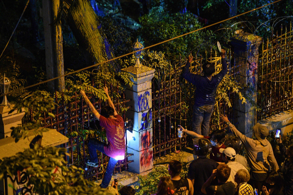 Para demonstran itu marah setelah pemerintah menolak proposal reformasi konstitusional yang mereka ajukan.