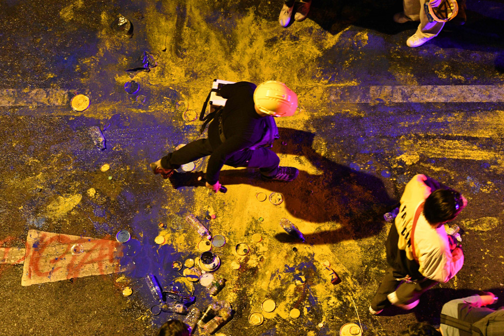 Para demonstran mendatangi kantor mabes polisi dengan membawa sejumlah ember dengan cat berbagai warna.