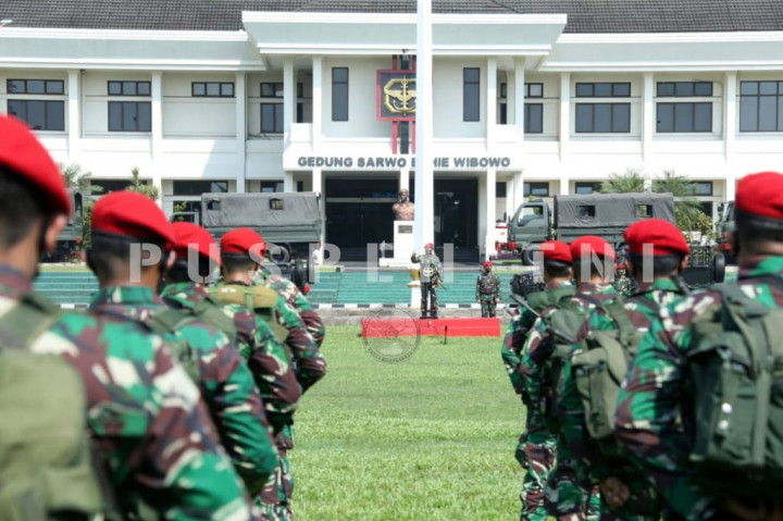 Di hadapan prajurit Kopassus, Panglima TNI menegaskan bahwa Prajurit Baret Merah (Kopassus) adalah pasukan kebanggaan bangsa Indonesia. “Kalian adalah kesatria bangsa yang siap ditugaskan untuk menjaga negara dan bangsa ini dari ancaman dan gangguan musuh yang ingin mencabik-cabik kesatuan dan persatuan bangsa. Kalian adalah prajurit terlatih dan hanya dalam hitungan enam menit, seluruh prajurit sudah berkumpul lengkap dengan perlengkapan standar,” ujarnya.