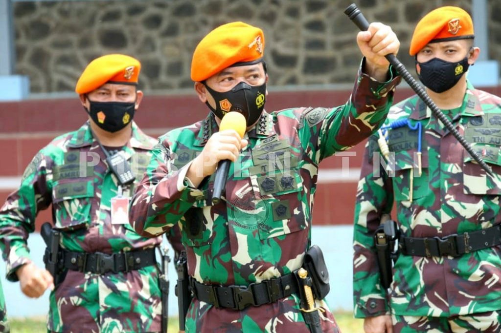 
Sidak terakhir di Markas Wing I Paskhas Lanud Halim Perdanakusuma. Tiba di Markas Korps Paskhas, Panglima TNI disambut langsung oleh Dankorpaskhas Marsda Eris Widodo Y.