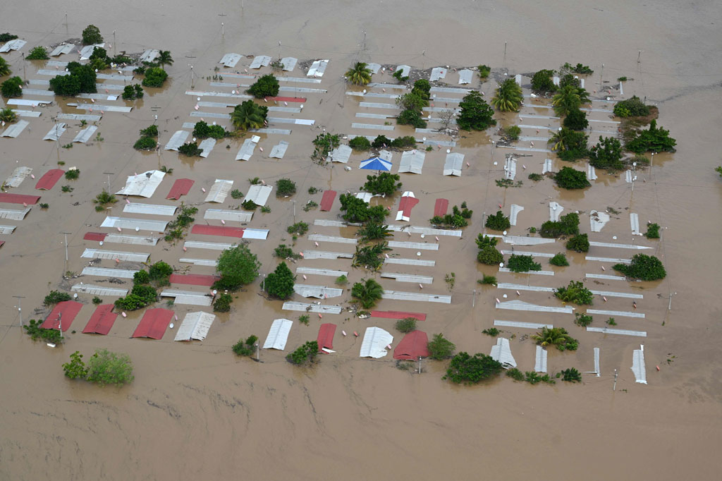 Banjir menggenangi permukiman dan jalan seusai terjangan badai Iota di San Pedro, 240 km sebelah utara Tegucigalpa, Honduras, pada Rabu, 18 November 2020.