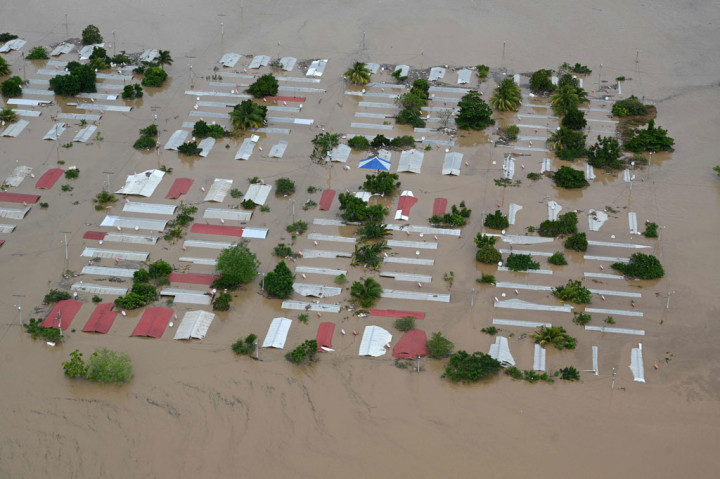 Banjir menggenangi permukiman dan jalan seusai terjangan badai Iota di San Pedro, 240 km sebelah utara Tegucigalpa, Honduras, pada Rabu, 18 November 2020.