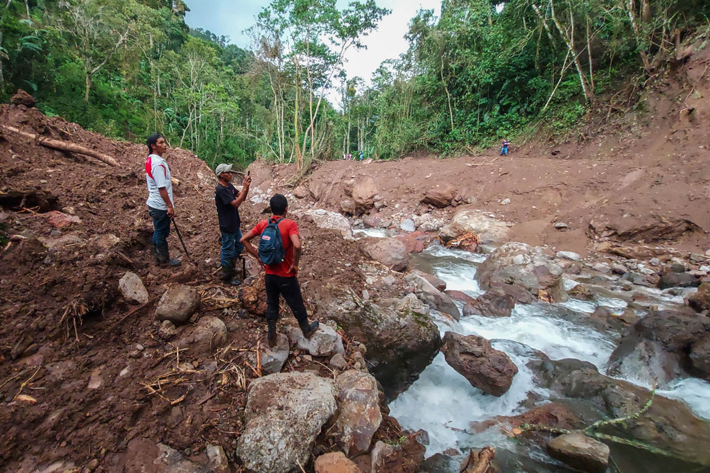 Petugas penyelamat menggali gundukan lumpur tebal pada Kamis, 19 November 2020 waktu setempat, untuk mencari jenazah yang belum ditemukan, ketika negara-negara Amerika Tengah mulai menghitung kerugian akibat Badai Iota, yang menyebabkan sedikitnya 38 orang tewas di tengah gelombang kehancuran.