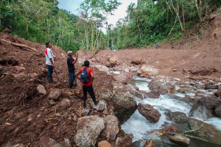 Petugas penyelamat menggali gundukan lumpur tebal pada Kamis, 19 November 2020 waktu setempat, untuk mencari jenazah yang belum ditemukan, ketika negara-negara Amerika Tengah mulai menghitung kerugian akibat Badai Iota, yang menyebabkan sedikitnya 38 orang tewas di tengah gelombang kehancuran.