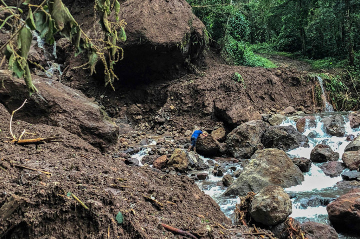 Di antara daerah-daerah yang paling parah terkena dampak adalah pegunungan Penas de Blanca di departemen Matagalpa, utara Nikaragua, tempat para petugas penyelamat menggali lumpur untuk mencari lebih banyak korban. Tanah longsor merenggut nyawa sembilan orang, enam di antaranya anak-anak, tetapi lebih banyak lagi yang hilang.