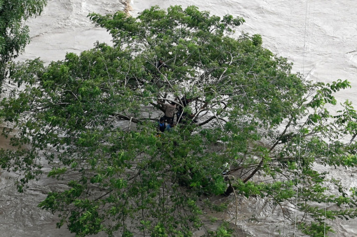 Di Honduras, di mana sedikitnya 14 orang tewas akibat tanah longsor di bagian barat Lempira, sementara otoritas perlindungan sipil tengah mencari lebih banyak korban yang belum ditemukan pada hari Kamis.