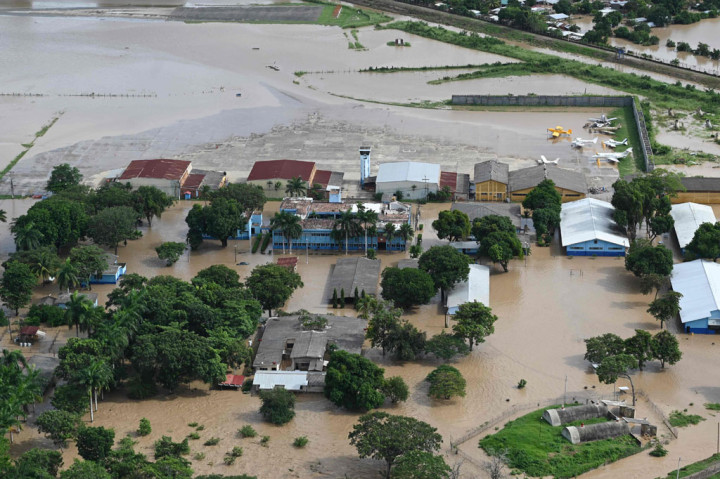 Sebagian besar pusat industri negara itu di Lembah Sula utara terendam banjir, seperti yang terjadi dua minggu lalu setelah Badai Eta. Namun, air yang mengenangi rumah-rumah di sekitar bandara San Pedro Sula mulai surut.