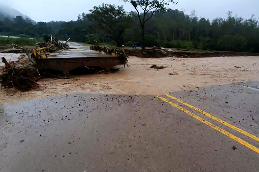 Sementara Presiden Guatemala Alejandro Giammattei mengadakan rapat kabinet darurat untuk membahas situasi di negara itu, di mana jembatan dan jalan hancur dan rumah-rumah hanyut oleh air banjir.