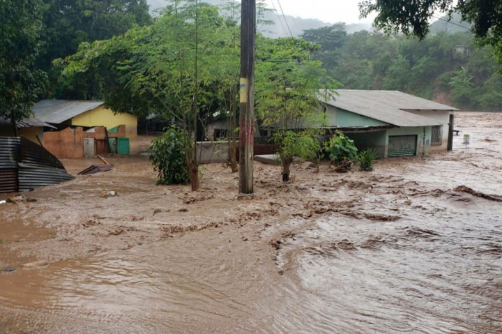 Akibat badai iota dua orang tewas dan lima lainnya hilang, kata pihak berwenang. Lebih dari 4.000 orang telah dibawa ke tempat penampungan.