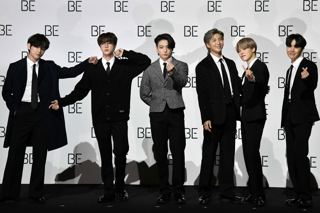 Anggota boy band K-pop BTS (dari kiri) V, Jin, Jung Kook, RM, Jimin, dan J-Hope berpose untuk sesi foto selama konferensi pers peluncuran album baru BTS 'BE (Deluxe Edition) 'di Seoul pada Jumat, 20 November 2020.