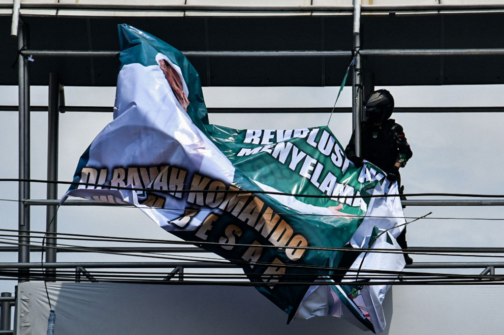 Beberapa baliho yang ditertibkan di antaranya baliho-baliho partai, baliho milik Waskita, hingga baliho sisa penyambutan Rizieq Shihab.