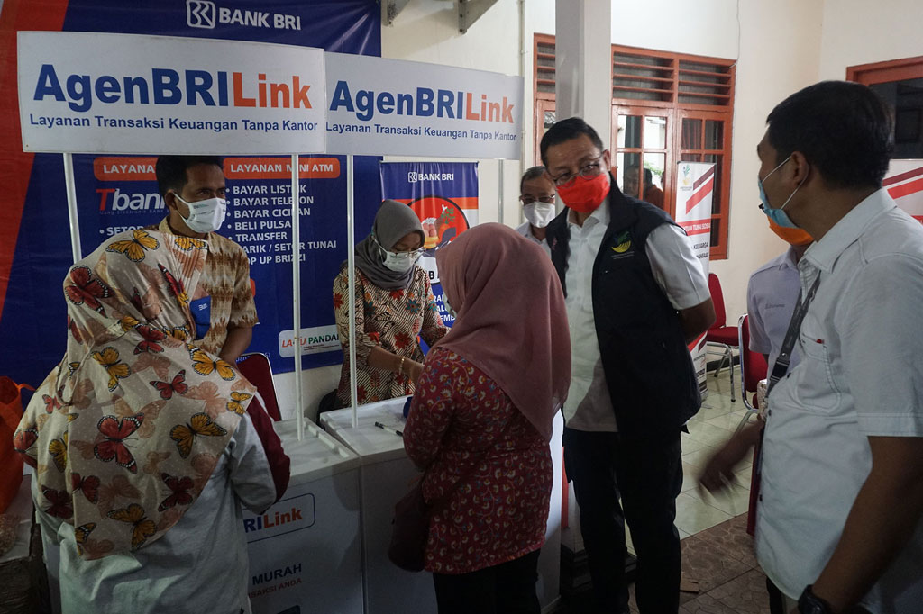 Menteri Sosial Juliari P. Batubara (rompi hiam) menyaksikan penyaluran bantuan sosial tunai (BST) di Kecamatan Karanganyar, Purbalingga, Jawa Tengah, Jumat, 20 November 2020.