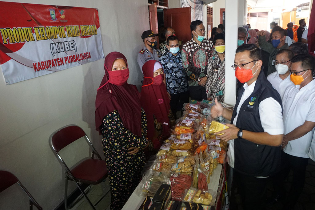 Mensos meminta kepada masyarakat jika ada persoalan dipersilakan mendatangi kantor desa, kecamatan atau Dinas Sosial (Dinsos).