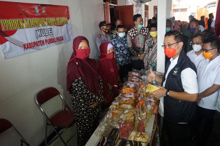 Mensos meminta kepada masyarakat jika ada persoalan dipersilakan mendatangi kantor desa, kecamatan atau Dinas Sosial (Dinsos).