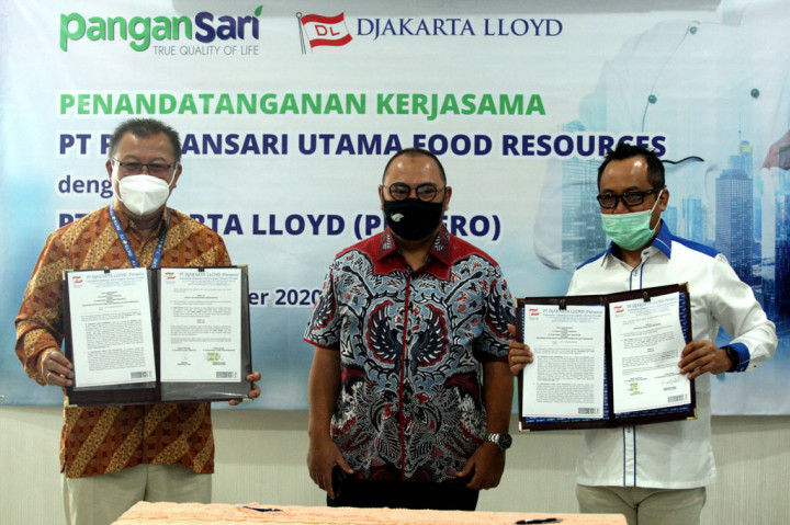 Penandatanganan kerjasama tersebut dilakukan oleh Presiden Direktur PT Pangansari Utama Food Resources (PUFR) Maghfur Lasah (batik coklat) dan Dirut PT Djakarta Lloyd Suyoto (baju putih), disaksikan CEO Media Group Muhammad Mirdal Akib, di Kantor PT PUFR, Jakarta, Jumat, 20 November 2020.