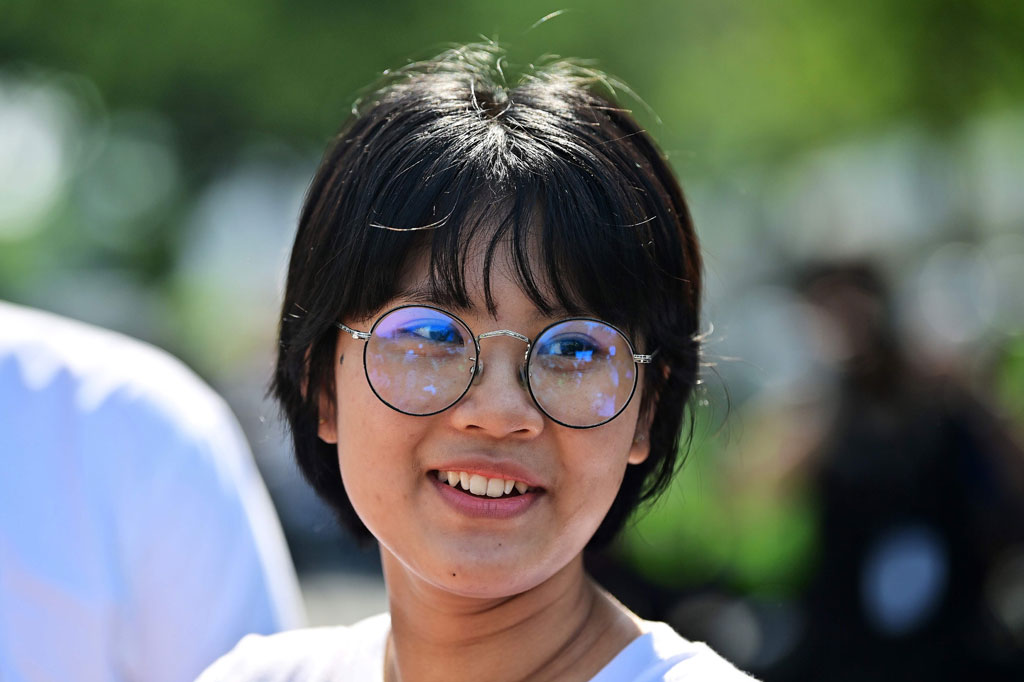 Bangkok: Seorang gadis remaja berwatak lembut dengan kacamata burung hantu, potongan rambut bob dan bunga aster yang dilukis di kuku jarinya bukanlah pembuat onar sekolah yang biasa.