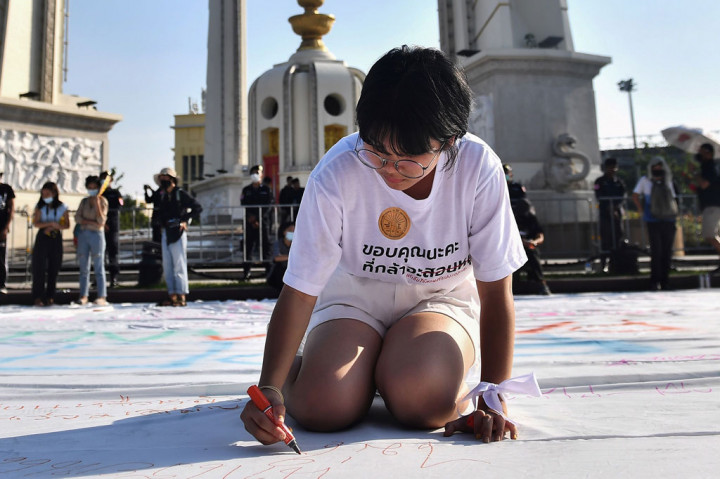 Sekolah Thailand memiliki standar pakaian yang sangat ketat, dengan kuncir kuda dan pita yang diamanatkan untuk anak perempuan dan potongan cepak bergaya militer untuk anak laki-laki. Namun para siswa menginginkan perubahan budaya, perombakan kurikulum, kesetaraan, dan pelonggaran aturan yang kaku. 