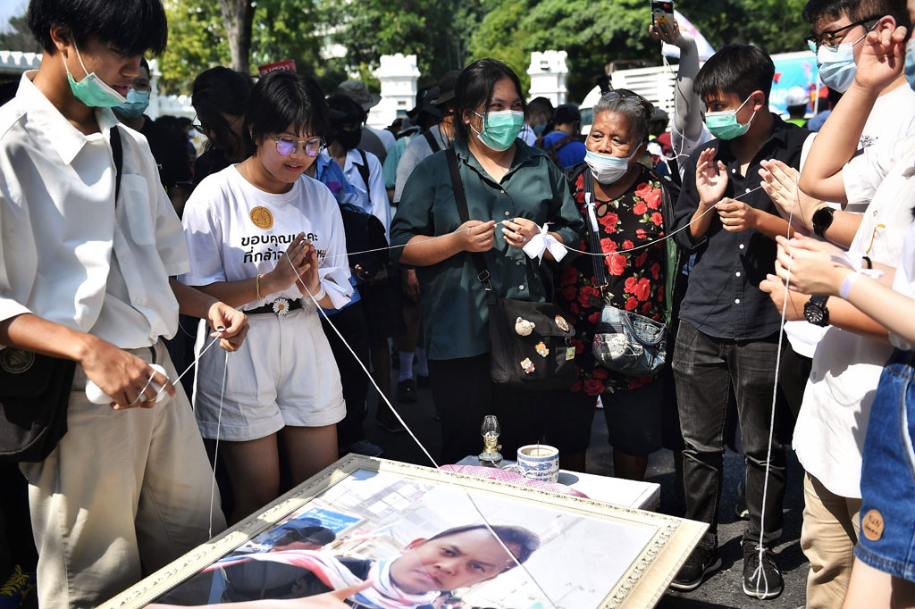 Dalam penilaian internasional, siswa Thailand mendapat skor lebih rendah dari rata-rata OECD dalam matematika dan sains. Mereka berprestasi sangat buruk dalam membaca, dan laporan Bank Dunia pada tahun 2015 mencatat meluasnya buta huruf fungsional di antara siswa di semua jenis sekolah di Thailand.