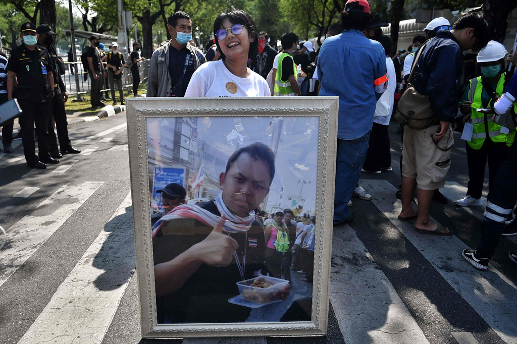 Sejak Agustus lalu, gerakan Bad Students mengkampanyekan pengunduran diri Menteri Pendidikan Nataphol Teepsuwan dan bahkan menggelar pemakaman tiruan untuknya.