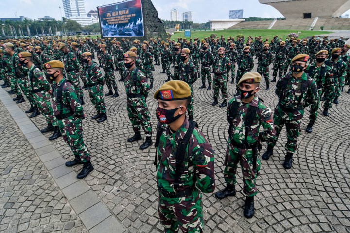 Sebanyak 15 ribu personel TNI Kodam Jayakarta dan sejumlah instansi terkait apel bersama di Monumen Nasional (Monas) Gambir, Jakarta Pusat, Jumat, 20 November 2020. Apel gelar pasukan tersebut dilakukan guna memastikan kesiapan dalam pengamanan Pilkada serentak tahun 2020 dan penanggulangan bencana banjir di wilayah Kodam Jaya/Jayakarta.