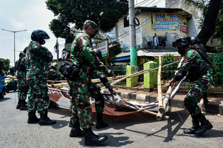 Petugas gabungan terdiri dari unsur TNI, Polri, dan Satuan Polisi Pamong Praja (Satpol PP) menertibkan sejumlah baliho dan spanduk-spanduk yang tidak memiliki izin di Ibu Kota Jakarta dan sekitarnya, Jumat, 20 November 2020.