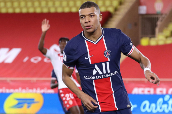 Lantas di pengujung babak pertama, Mbappe sempat mencetak gol ketiga ke gawang Monaco, tetapi VAR dan wasit Clement Turpin menganulir gol itu karena 'offside'.