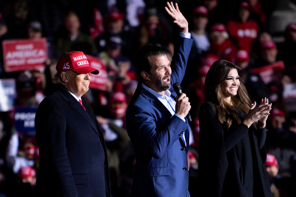 Putra tertua Presiden AS Donald Trump, Donald Trump Jr dinyatakan positif covid-19 dan dikarantina tanpa gejala. Ini merupakan kasus terbaru dalam daftar panjang infeksi di antara mereka yang memiliki hubungan dengan Gedung Putih.