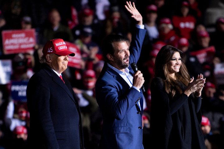 Putra tertua Presiden AS Donald Trump, Donald Trump Jr dinyatakan positif covid-19 dan dikarantina tanpa gejala. Ini merupakan kasus terbaru dalam daftar panjang infeksi di antara mereka yang memiliki hubungan dengan Gedung Putih.