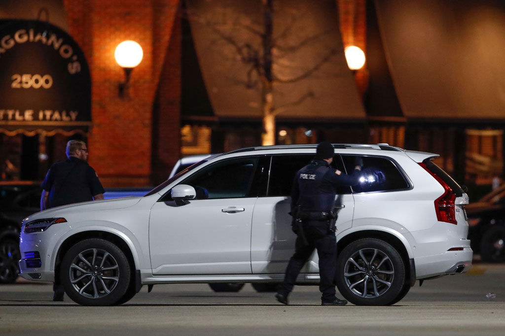 FBI dan kantor Sheriff County Milwaukee men-tweet bahwa petugas mereka berada di tempat kejadian di Mayfair Mall di Wauwatosa, Wisconsin, untuk mendukung penyelidikan oleh polisi setempat.