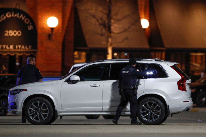 FBI dan kantor Sheriff County Milwaukee men-tweet bahwa petugas mereka berada di tempat kejadian di Mayfair Mall di Wauwatosa, Wisconsin, untuk mendukung penyelidikan oleh polisi setempat.