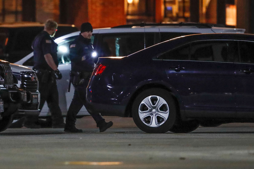 Petugas kepolisian melakukan pemeriksaan terhadap pengendara mobil pascaterjadinya penembakan di Mayfair Malldi Wauwatosa, Misconsin, pada Jumat, 20 November 2020 waktu setempat.