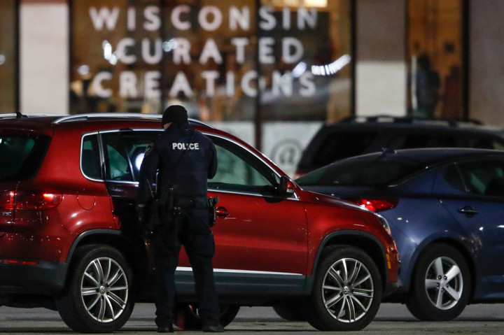 Sedikitnya delapan orang terluka dalam penembakan di sebuah mal AS di Wisconsin, Amerika Serikat pada Jumat, 20 November 2020 waktu setempat. Polisi masih memburu pelaku penembakan.