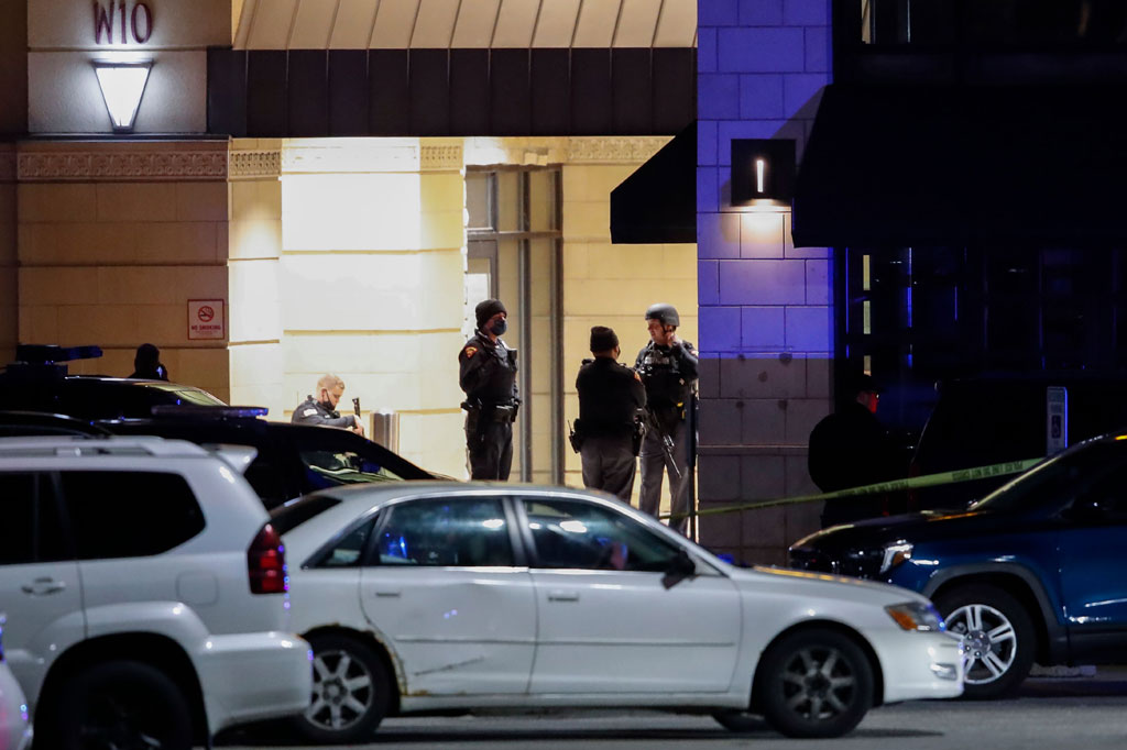 Pelaku diidentifikasi oleh polisi sebagai pria kulit putih berusia sekitar 20-30-an tahun. Belum diketahui motif di balik aksi penembakan tersebut.