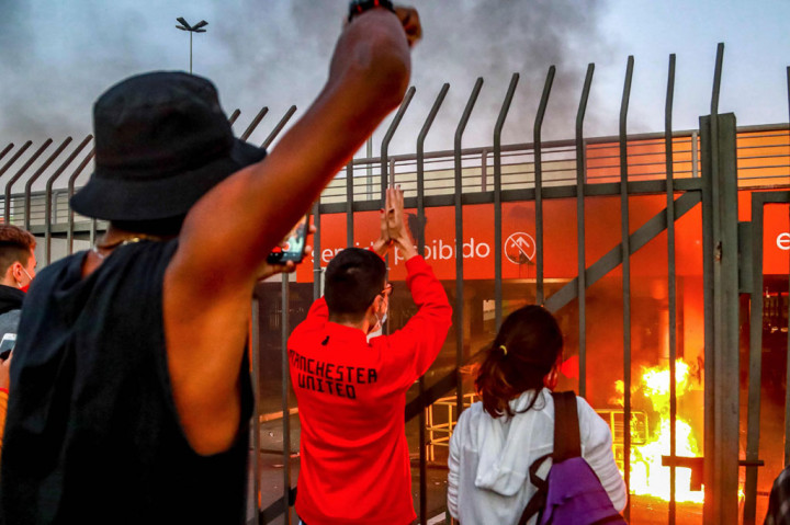 Saat video pemukulan itu menjadi viral, sekitar 1.000 pengunjuk rasa di Sao Paulo berbaris ke cabang jaringan supermarket Carrefour milik Prancis dan melempari kaca dengan batu sebelum menyerbu tempat itu dan membakar barang-barang di dalam toko.