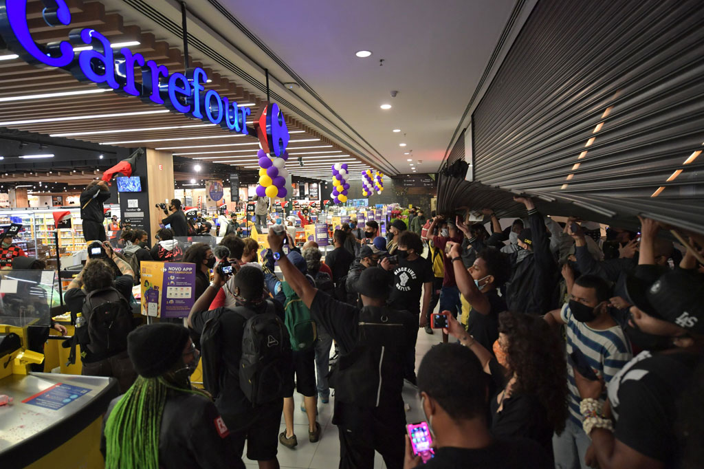 Protes juga meletus di ibu kota Brasilia, Belo Horizonte dan Rio de Janeiro, di mana massa mengepung supermarket Carrefour untuk mencegah pelanggan mencapai kasir.