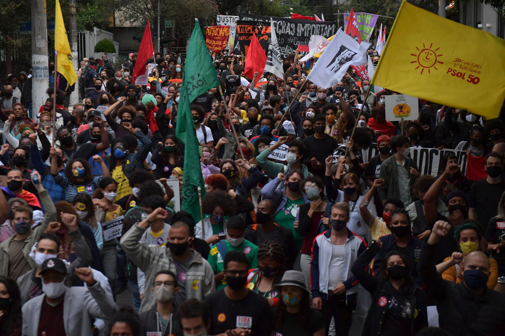 Video di media sosial pada Kamis, 19 November 2020 menunjukkan tukang las berusia 40 tahun Joao Alberto  Silveira Freitas berulang kali dipukul di wajah dan kepalanya oleh petugas keamanan, sementara satu petugas  lainnya memegangi korban di supermarket. Seorang wanita berdiri di samping mereka, merekam dengan ponselnya. Silveira Freitas pingsan setelah dipukuli dan meninggal di tempat saat petugas medis berusaha menyelamatkannya. 