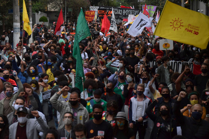 Video di media sosial pada Kamis, 19 November 2020 menunjukkan tukang las berusia 40 tahun Joao Alberto  Silveira Freitas berulang kali dipukul di wajah dan kepalanya oleh petugas keamanan, sementara satu petugas  lainnya memegangi korban di supermarket. Seorang wanita berdiri di samping mereka, merekam dengan ponselnya. Silveira Freitas pingsan setelah dipukuli dan meninggal di tempat saat petugas medis berusaha menyelamatkannya. 