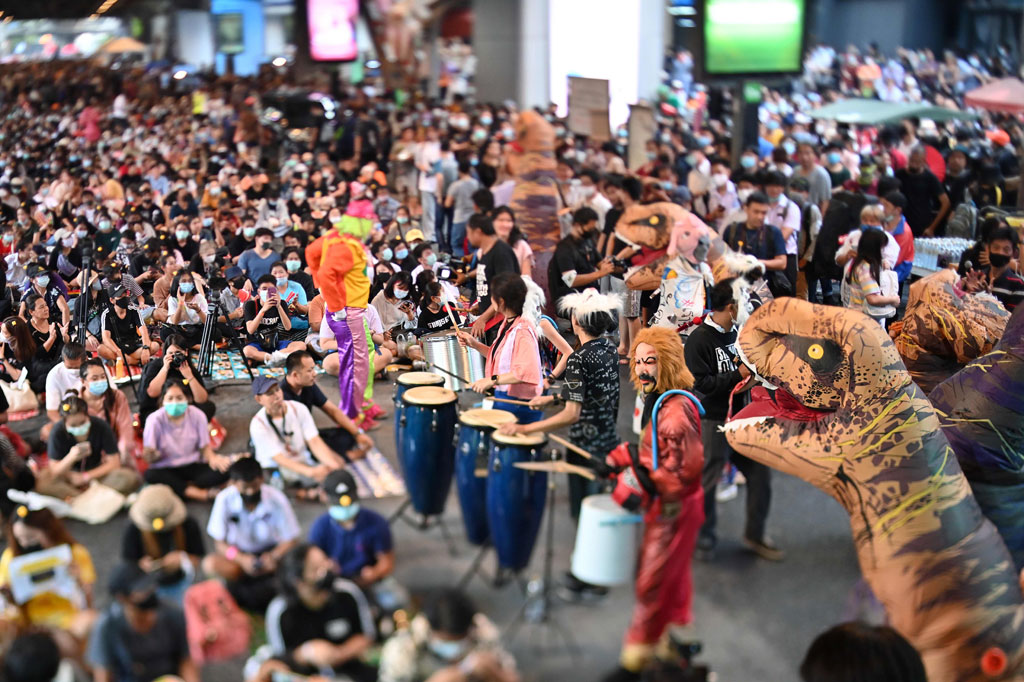 Itu adalah pertemuan massal pertama di kerajaan tersebut sejak Perdana Menteri Prayut Chan-o-cha memperingatkan pihak berwenang akan menggunakan semua undang-undang, termasuk tuduhan pencemaran nama baik kerajaan, untuk menindak para pengunjuk rasa pro-demokrasi.
