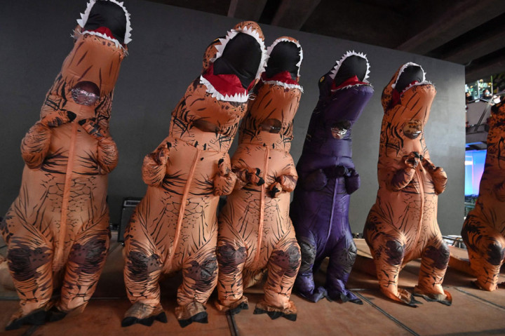 Itu adalah pertemuan massal pertama di kerajaan tersebut sejak Perdana Menteri Prayut Chan-o-cha memperingatkan pihak berwenang akan menggunakan semua undang-undang, termasuk tuduhan pencemaran nama baik kerajaan, untuk menindak para pengunjuk rasa pro-demokrasi.