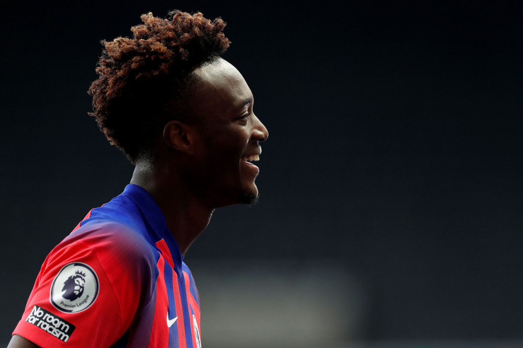 Pasukan Frank Lampard kemudian menambah gol di babak kedua, lewat aksi Tammy Abraham. Kemenangan 2-0 bertahan hingga laga bubar. AFP Photo/Lee Smith
