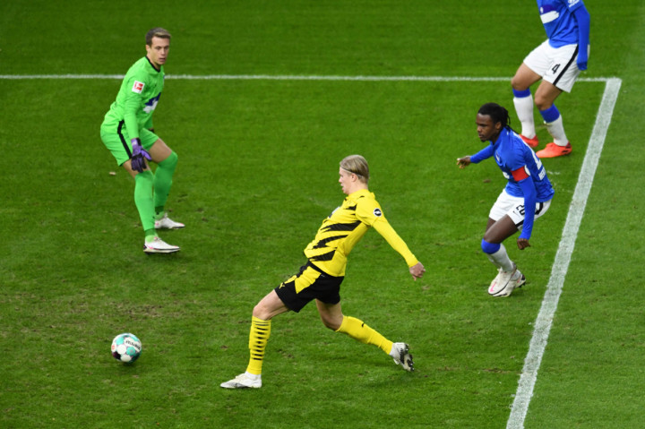 Memasuki babak kedua, Haaland, yang baru saja meraih Golden Boy Award 2020, langsung menggila. Di menit ke-47, ia berhasil menyamakan kedudukan. Crossing Emre Can dari sisi kanan dengan mudah disontek oleh pemuda Norwegia itu.