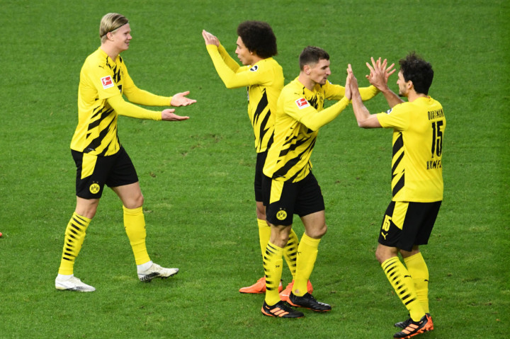 Dua menit berselang, Dortmund berbalik unggul 2-1. Haaland kembali mencetak gol. Ia berlari mengejar umpan terobosan kiriman Julian Brandt dan melepaskan tembakan melewati kiper Schwolow.